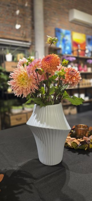 Bouquet de dahlias pêche et abricot dans un vase blanc, dans la boutique Floraïs