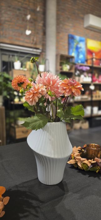Même vase, dahlias corail et un dahlia au cœur jaune