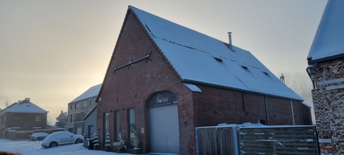 Grange enneigée.