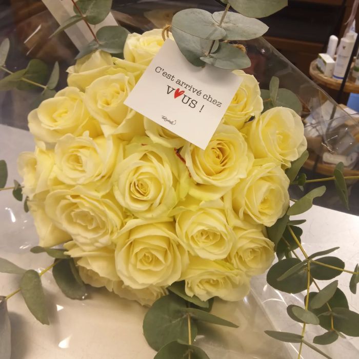 Bouquet de rose blanche et eucalyptus